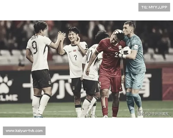 替补席球员热身积极,随时准备登场 替补席球员热身积极,随时准备登场